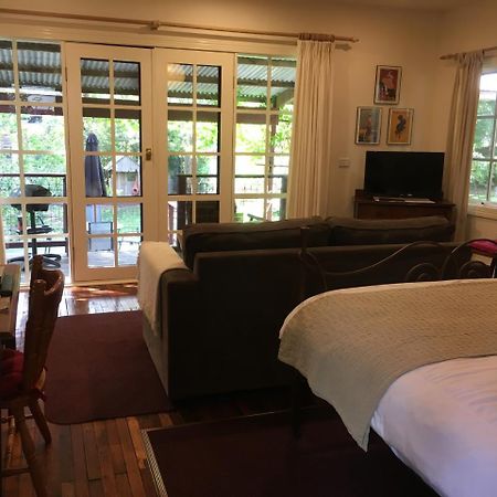 Stone'S Throw Cottage Bed And Breakfast Belgrave Exteriör bild