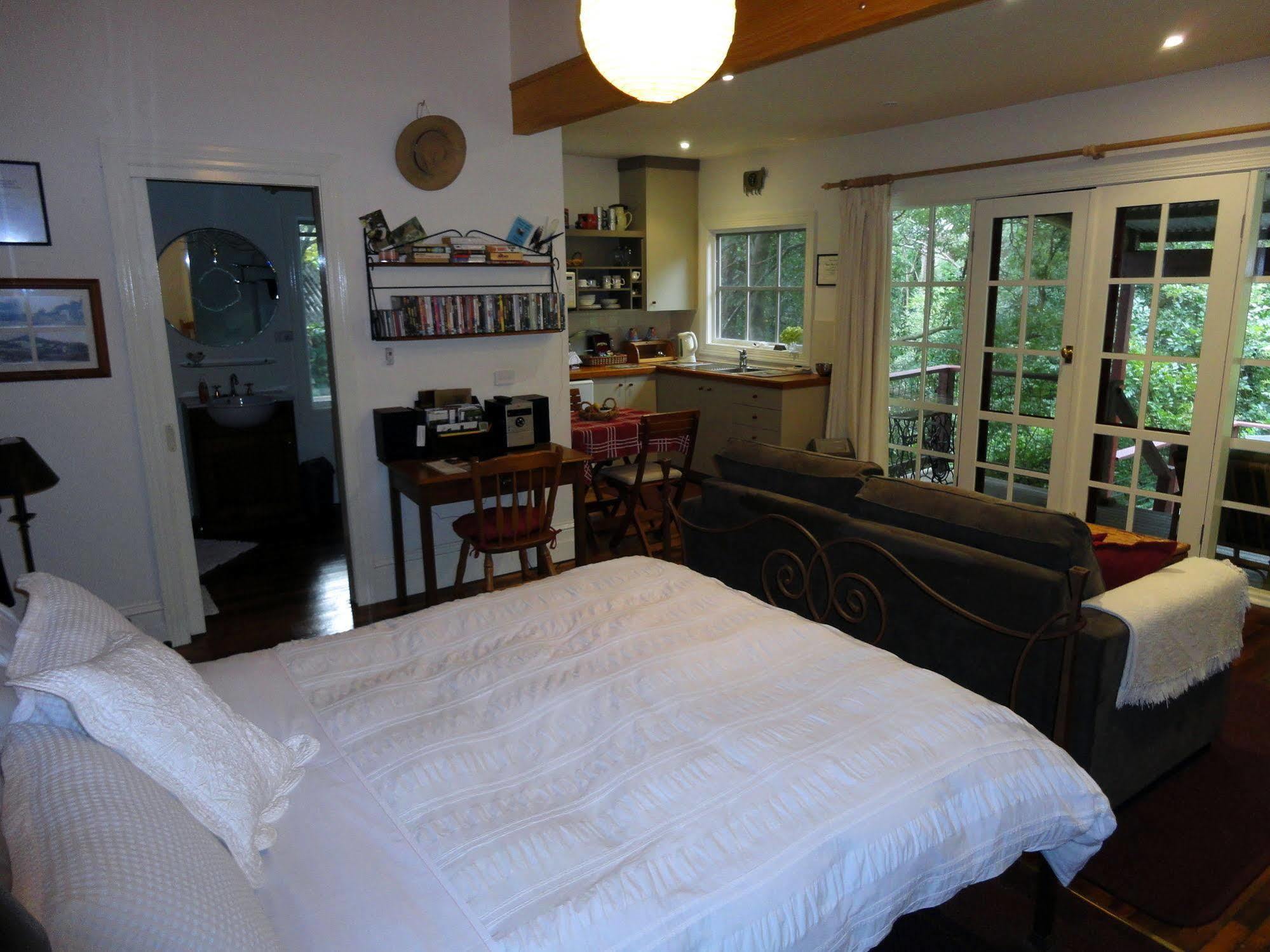 Stone'S Throw Cottage Bed And Breakfast Belgrave Exteriör bild